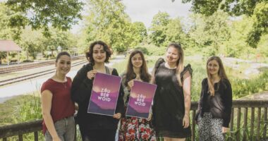 Unser Bild zeigt, v.li.: Diana Streifinger (Agentur Goettl.Goettl), Anna Gigl, Vivian Gaschler, Stephanie Fredl und Constanze Steffel (Landratsamt Regen).   Foto: Tobias Wolf