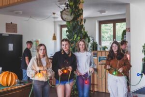 Die Schülerinnen und Schüler stellten die Lichterketten im Viechtacher Jugendtreff her.  Foto: Agentur Göttl.Göttl