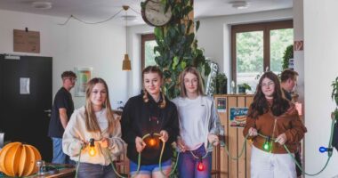 Die Schülerinnen und Schüler stellten die Lichterketten im Viechtacher Jugendtreff her.  Foto: Agentur Göttl.Göttl