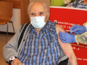 Der hundertjährige Josef Schrötter ist der erste Landkreisbürger, der die zweite Corona-Impfung erhalten hat. Foto: Langer/Landkreis Regen