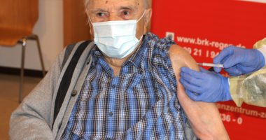 Der hundertjährige Josef Schrötter ist der erste Landkreisbürger, der die zweite Corona-Impfung erhalten hat. Foto: Langer/Landkreis Regen