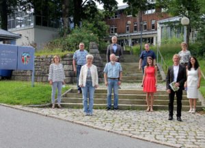 Unser Bild zeigt die Jubilare und die verabschiedeten Mitarbeiter mit Landrätin Rita Röhrl. Foto: Langer/Landkreis Regen