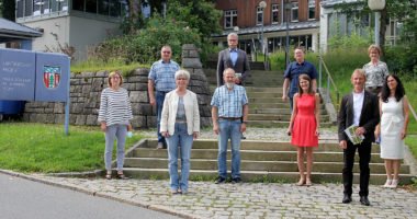 Unser Bild zeigt die Jubilare und die verabschiedeten Mitarbeiter mit Landrätin Rita Röhrl. Foto: Langer/Landkreis Regen