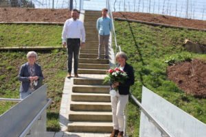 Unser Bild zeigt Landrätin Rita Röhrl (li.) verabschiedete zusammen mit dem Personalleiter Andreas Koneberg (2.v.li.) und dem Personalratsvertreter Michael Fenzl die Juristin Ilka Langhammer-Rückl. Foto: Langer/Landkreis Regen