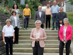 Landrätin Rita Röhrl (vorne) mit dem Personalratsvorsitzenden Marco Süß und Personalchef Andreas Koneberg und den  verabschiedeten Mitarbeitern. Foto: Langer/Landkreis Regen