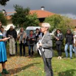 Landrätin Rita Röhrl nahm sich die Zeit und besuchte die erste Station des Dorfwettbewerbes 2019. Foto: Langer/Landkreis Regen
