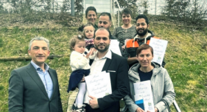 Unser Bild zeigt die neuen deutschen Staatsbürger mit Landrat Dr. Ronny Raith (li.) sowie der Sachbearbeiterin Yildiz Oragaz und der Leiterin des Ausländeramtes Simone Kasberger. Foto: Iris Gehard / Landkreis Regen