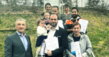 Unser Bild zeigt die neuen deutschen Staatsbürger mit Landrat Dr. Ronny Raith (li.) sowie der Sachbearbeiterin Yildiz Oragaz und der Leiterin des Ausländeramtes Simone Kasberger. Foto: Iris Gehard / Landkreis Regen