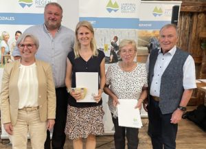 Landrätin Rita Röhrl (li.), Arnbruck 3. Bürgermeister Andreas Menacher (2.v.li.) und der stellvertretende Landrat Hermann Brandl (re.) gratulierten Eva Kufner und Martha Kufner (4.v.li.). Foto: Heiko Langer 