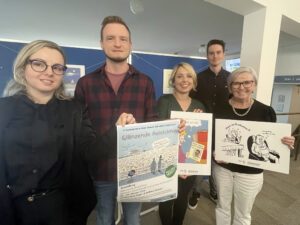 Landrätin Rita Röhrl (re.) freut sich mit (v.li.) Judith Weinberger-Singh (Kreisentwicklung), Klimaschutzmanager Alexander Achatz, Gudrun Unrecht und Reinhard Wölfl (Büro der Landrätin) über den Ausstellungsbeginn im Landratsamt.  Foto: Iris Gehard/Landratsamt Regen