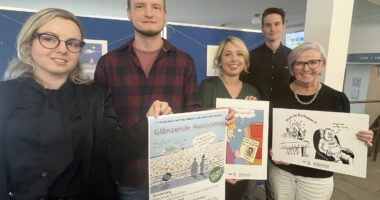 Landrätin Rita Röhrl (re.) freut sich mit (v.li.) Judith Weinberger-Singh (Kreisentwicklung), Klimaschutzmanager Alexander Achatz, Gudrun Unrecht und Reinhard Wölfl (Büro der Landrätin) über den Ausstellungsbeginn im Landratsamt.  Foto: Iris Gehard/Landratsamt Regen