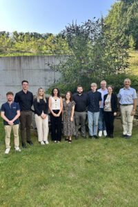 Unser Bild zeigt die neuen Mitarbeiter mit Landrat, Personalleiter und Personalräten, v.li. Personalrat Michael Fenzl, Personalleiter Reinhard Wölfl, Lea Rothkopf, Neele Hasselbach, Pia Fürst, Michael Spiegel, Paul Fischer, Personalratsvorsitzender Marco Süß, Landratsamtsgeschäftsstellenleiterin Iris Gehard und Landrat Dr. Ronny Raith. Foto: Heiko Langer / Landratsamt Regen