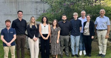 Unser Bild zeigt die neuen Mitarbeiter mit Landrat, Personalleiter und Personalräten, v.li. Personalrat Michael Fenzl, Personalleiter Reinhard Wölfl, Lea Rothkopf, Neele Hasselbach, Pia Fürst, Michael Spiegel, Paul Fischer, Personalratsvorsitzender Marco Süß, Landratsamtsgeschäftsstellenleiterin Iris Gehard und Landrat Dr. Ronny Raith. Foto: Heiko Langer / Landratsamt Regen