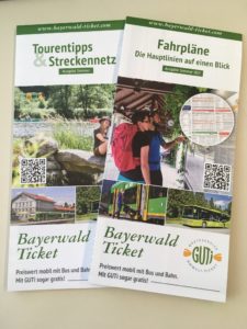 Mit den neuen Sommer Fahrplan- und Tourenflyer den Bayerischen Wald mit Bus und Bahn erfahren. Foto: Eisch/Landkreis Regen