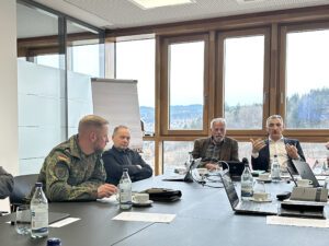 Kommandeur Sean Papendorf (li.) sprach die Probleme der Panzerverlegung auf der Schiene an. Landrat Dr. Ronny Raith (re.) Go-Vit-Vorsitzender Dr. Wolfgang Schlüter und Hauptamtsleiter Günther Weinberger (2.v.li.) betonten die Wichtigkeit der Bahnstrecke für die Menschen in der Region. Foto: Heiko Langer / Landratsamt Regen