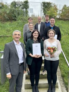 Unser Bild zeigt in der ersten Reihe, v.li. Landrat Dr. Ronny Raith mit Kathrin Aichinger und Laura Weinberger. Dahinter stehen Maria Egginger (Personalbüro Landratsamt) und Stefan Aulinger. In der letzten Reihe sind Irmgard Weikl (stellvertretende Leitung Jugendamt), Sozialamtsleiter Horst Kuffner und Michael Fenzl (Vertreter des Personalrats). Foto: Heiko Langer / Landratsamt Regen
