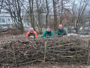 Die Landkreisgärtner erfreuen sich an ihrer Arbeit, einer neuen Benjeshecke, v.li. Michael Hartl, Nadine Ludwig und Bernhard Drexler. Foto: Martin Straub/Landratsamt Regen