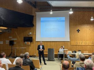Landrat Dr. Raith erklärte den anwesenden Bürgern die Arbeit der Kreisverwaltung und deren aktuelle Herausforderungen. Foto: Reinhard Wölfl / Landratsamt Regen