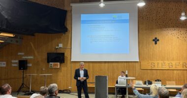 Landrat Dr. Raith erklärte den anwesenden Bürgern die Arbeit der Kreisverwaltung und deren aktuelle Herausforderungen. Foto: Reinhard Wölfl / Landratsamt Regen