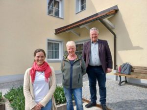 Sigrid Kick und Dr. Edith Aschenbrenner informierten sich bei Bürgermeister Walter Nirschl über die Jugendarbeit in Bischofsmais. Foto: Gemeinde Bischofsmais