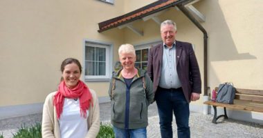 Sigrid Kick und Dr. Edith Aschenbrenner informierten sich bei Bürgermeister Walter Nirschl über die Jugendarbeit in Bischofsmais. Foto: Gemeinde Bischofsmais