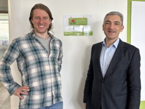 Landrat Dr. Ronny Raith (re.)und Kreisfachberater Martin Straub freuen sich über die Auszeichnung. Das Schild ist bereits in der Eingangshalle angebracht. Foto: Heiko Langer / Landratsamt Regen