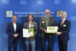 Unser Bild zeigt Minister Thorsten Glauber (v.li.) bei der Übergabe an Martin Straub, Klaus Eder und Landrat Dr. Ronny Raith. Foto: Bayerisches Staatsministerium für Umwelt und Verbraucherschutz