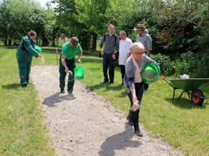  Schon vor dem Blühpakt setzte sich der Landkreis Regen für blühende Wiesen ein. So wurden im Kreislehrgarten bereits 2018 Blühstreifen angesät, auch Landrätin Rita Röhrl packte hier mit an. Foto Langer/Landkreis Regen