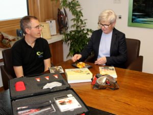 Unser Bild zeigt den Böhmwind-Geschäftsführer Matthias Wagner im Gespräch mit Landrätin Rita Röhrl. Foto: Langer/Landkreis Regen   