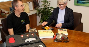 Unser Bild zeigt den Böhmwind-Geschäftsführer Matthias Wagner im Gespräch mit Landrätin Rita Röhrl. Foto: Langer/Landkreis Regen   