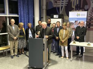 Dr. Roman Eder bat für seine Dankesrede alle anwesenden Fördervereinsmitglieder auf die Bühne. Foto: Heiko Langer / Landratsamt Regen