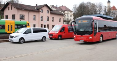 Bus und Bahn sollen vermehrt auch von Kindern und Jugendlichen genutzt werden. Mit der Aktion will der Landkreis auf das ÖPNV-Angebot aufmerksam machen. Foto: Langer/Landkreis Regen