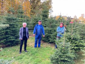 Landrätin Rita Röhrl machte sich ein Bild vor Ort und besuchte Christian Achatz und seine Frau Sonja (re.) in der Christbaumplantage. Foto: Langer/Landkreis Regen