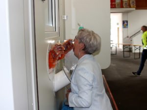 Die Landrätin geht mit gutem Beispiel voran. Sie ließ in der Teststation einen Abstrich machen. Foto: Langer/Landkreis Regen