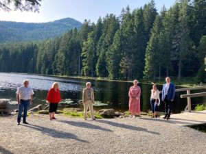 Erinnerungsbild am Arbersee, v.li: Arberland REGio-Geschäftsführer Herbert Unnasch, Ludmilla Rakusan, Landrätin Rita Röhrl, stellvertretende Bezirkshauptfrau Marcela Krejsovà, Petra Deváta, Übersetzerin und Leiterin der Koordinierungsstelle Simona Fink und Landratsamtsgeschäftsleiter Günther Weinberger. Foto: Langer/Landkreis Regen 