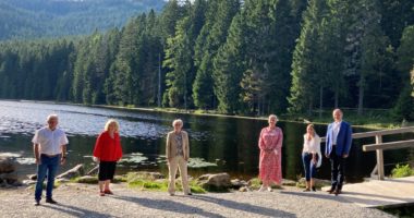 Erinnerungsbild am Arbersee, v.li: Arberland REGio-Geschäftsführer Herbert Unnasch, Ludmilla Rakusan, Landrätin Rita Röhrl, stellvertretende Bezirkshauptfrau Marcela Krejsovà, Petra Deváta, Übersetzerin und Leiterin der Koordinierungsstelle Simona Fink und Landratsamtsgeschäftsleiter Günther Weinberger. Foto: Langer/Landkreis Regen