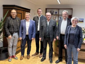 Unser Bild zeigt v.li. Bürgermeister Franz Wittmann mit dem geehrten Stadtrat Toni Alt, Bürgermeister Michael Englram mit den ehemaligen Gemeinderäten Hans Kraus und Max Gegenfurtner sowie Landrätin Rita Röhrl. Foto: Heiko Langer / Landratsamt Regen