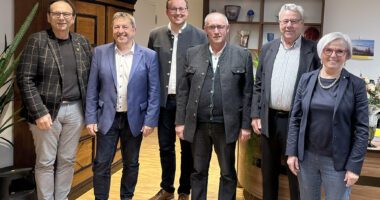 Unser Bild zeigt v.li. Bürgermeister Franz Wittmann mit dem geehrten Stadtrat Toni Alt, Bürgermeister Michael Englram mit den ehemaligen Gemeinderäten Hans Kraus und Max Gegenfurtner sowie Landrätin Rita Röhrl. Foto: Heiko Langer / Landratsamt Regen