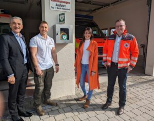 Unser Bild zeigt, v.li.: Landrat Dr. Raith, Markus Zeilinger (Erste Hilfe Trainer), FMelanie Feldmann, Geschäftsstellenleiterin der Gesundheitsregionplus Arberland und Christian Aulinger (BRK Regen). Foto: Michael Aulinger / BRK 