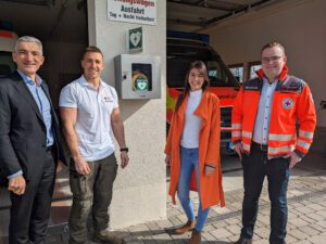 Unser Bild zeigt, v.li.: Landrat Dr. Raith, Markus Zeilinger (Erste Hilfe Trainer), FMelanie Feldmann, Geschäftsstellenleiterin der Gesundheitsregionplus Arberland und Christian Aulinger (BRK Regen). Foto: Michael Aulinger / BRK