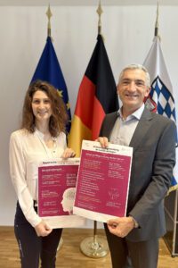 Landrat Dr. Ronny Raith und Dr. Carolin Müller (Leiterin des Gesundheitsamtes am Landratsamt Regen) rühren die Werbetrommel für die Veranstaltungen. Foto: Heiko Langer / Landratsamt Regen