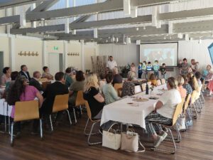 Die Veranstaltung war gut besucht, die Gäste wurden unterhalten und informiert. Foto: Melanie Feldmann / Landratsamt Regen