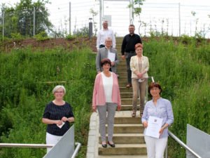 Unser Bild zeigt Landrätin Rita Röhrl (li.) mit Lieselotte Bielmeier (re), Agnes Haas (2.v.li), Heidemarie Lummer, Hans Hutter und in der letzten Reihe: Personalratsvorsitzenden Marco Süß (li.) und Personalchef Andreas Koneberg. Foto: Langer/Landkreis Regen