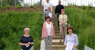 Unser Bild zeigt Landrätin Rita Röhrl (li.) mit Lieselotte Bielmeier (re), Agnes Haas (2.v.li), Heidemarie Lummer, Hans Hutter und in der letzten Reihe: Personalratsvorsitzenden Marco Süß (li.) und Personalchef Andreas Koneberg. Foto: Langer/Landkreis Regen