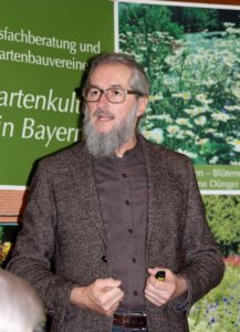 Kreisfachberater Klaus Eder informiert über den Obstbaumschnitt. Foto: Langer/Landkreis Regen 