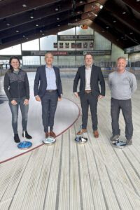 Sie freuen sich schon auf den Vereinsaktivtag, v.li.: Kathrin Köck (Ehrenamtsförderung am Landratsamt Regen), Landrat Dr. Ronny Raith, Tobias Wittenzellner (Leiter der Kreisentwicklung am Landratsamt Regen) und Eismeister Herbert König. Foto: Heiko Langer/Landratsamt Regen