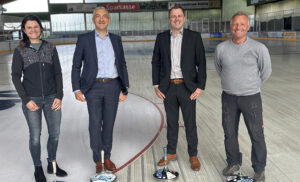Sie freuen sich schon auf den Vereinsaktivtag, v.li.: Kathrin Köck (Ehrenamtsförderung am Landratsamt Regen), Landrat Dr. Ronny Raith, Tobias Wittenzellner (Leiter der Kreisentwicklung am Landratsamt Regen) und Eismeister Herbert König. Foto: Heiko Langer/Landratsamt Regen