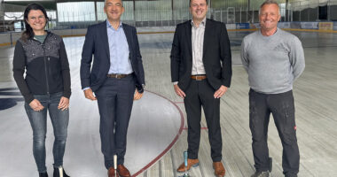 Sie freuen sich schon auf den Vereinsaktivtag, v.li.: Kathrin Köck (Ehrenamtsförderung am Landratsamt Regen), Landrat Dr. Ronny Raith, Tobias Wittenzellner (Leiter der Kreisentwicklung am Landratsamt Regen) und Eismeister Herbert König. Foto: Heiko Langer/Landratsamt Regen