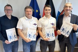 Der Leiter der Kreisentwicklung Tobias Wittenzellner (li.) und Landrat Dr. Ronny Raith (re.) freuen sich, dass Lukas Fischl (3.v.li.) und Heinz Achatz gerne vom Erfolgsmodell „Teamvorstand“ sprechen und ihre Erfahrungen auch weitergeben. Foto: Heiko Langer / Landratsamt Regen