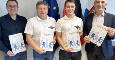 Der Leiter der Kreisentwicklung Tobias Wittenzellner (li.) und Landrat Dr. Ronny Raith (re.) freuen sich, dass Lukas Fischl (3.v.li.) und Heinz Achatz gerne vom Erfolgsmodell „Teamvorstand“ sprechen und ihre Erfahrungen auch weitergeben. Foto: Heiko Langer / Landratsamt Regen